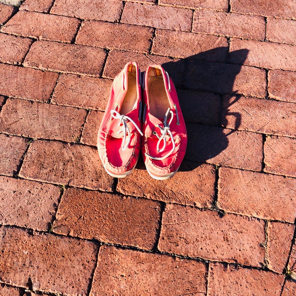 Hot pink J Crew Sperry boat shoes. Size 9.